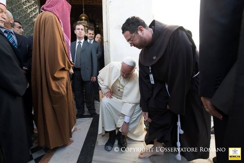 pope removes shoes