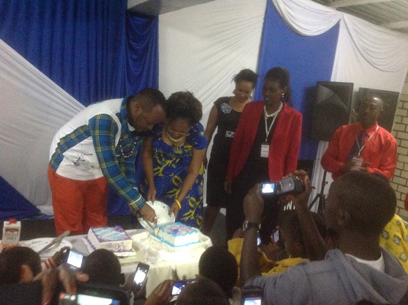 Mbuvi cutting cake