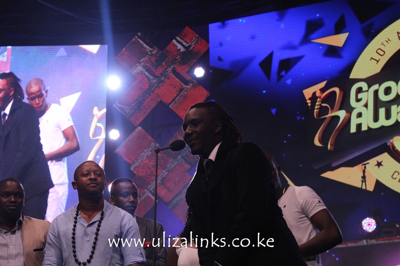 Kris Eeh Baba speaking after being awarded by Octopizzo