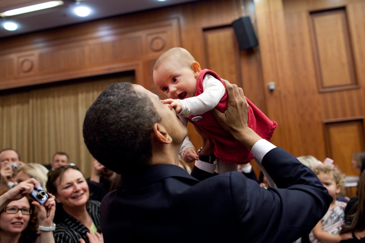 obama-greets-one-of-his-youngest-fans-in-prague-in-2009