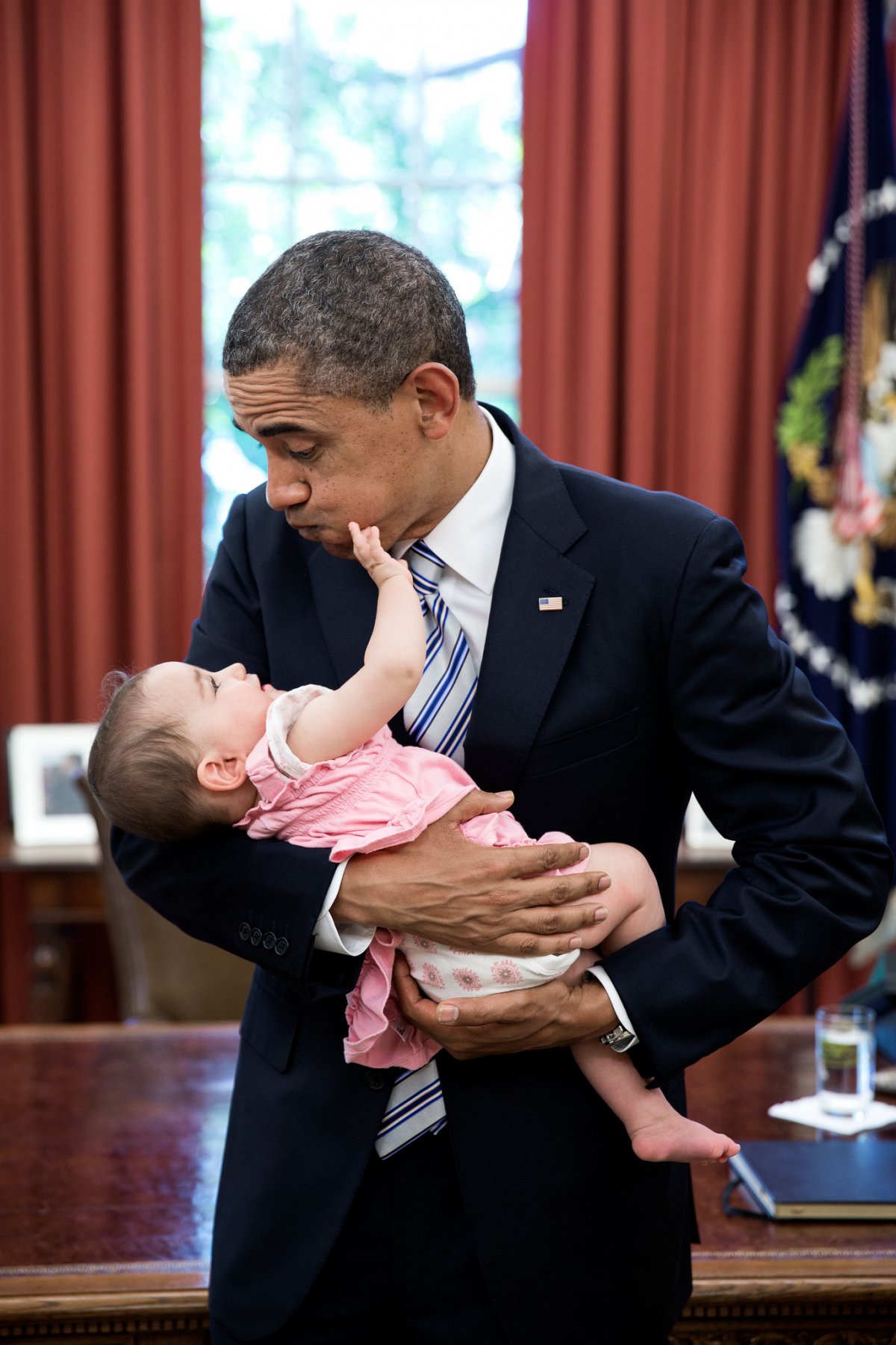 obama-puffs-out-his-cheeks-to-amuse-an-infant-visitor-to-the-oval-office