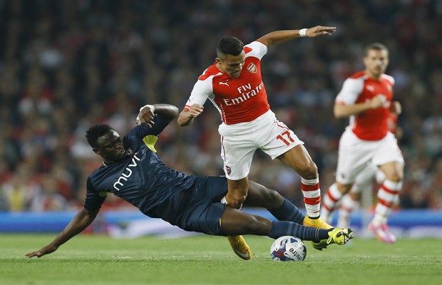Arsenal's Alexis Sanchez, right, competes for the ball with Southampton's Victor Wanyama during the English League Cup soccer match between Arsenal and Southampton at Emirates Stadium in London, Tuesday, Sept. 23, 2014. (AP Photo/Kirsty Wigglesworth) ORG XMIT: LKW105